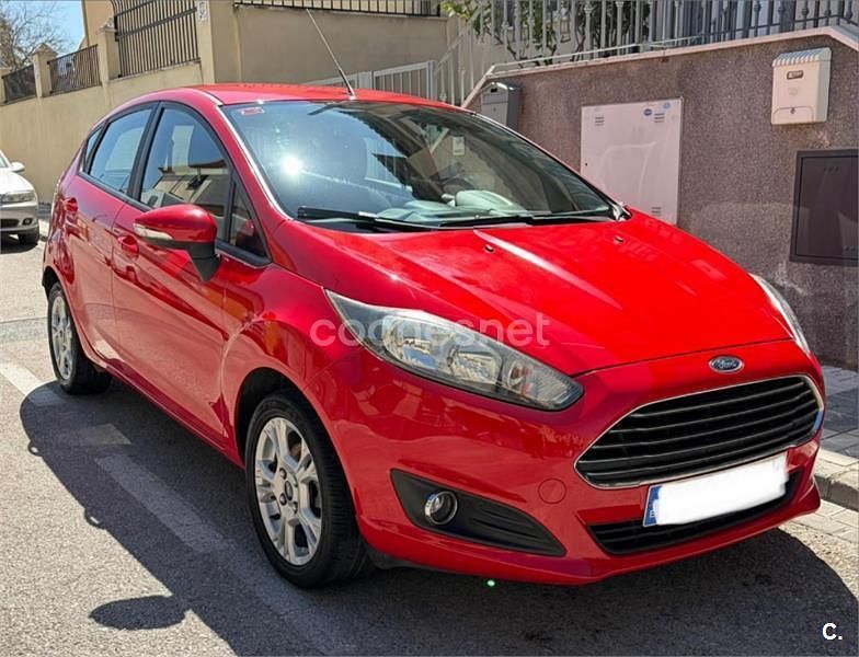 Usado Ford Fiesta Trend 100 CV (73 kW) 2013 Rojo Utilitario