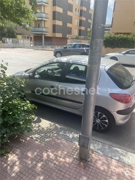 Usado Peugeot 206 70 CV (51 kW) 2000 Gris / plata Berlina