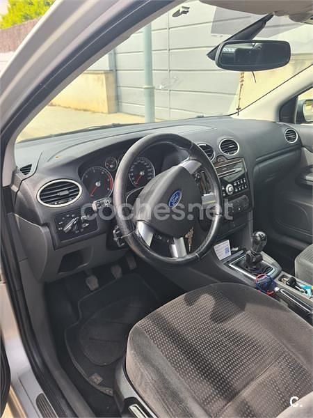 Usado Ford Focus Ghia 115 CV (84 kW) 2007 Gris / plata Berlina