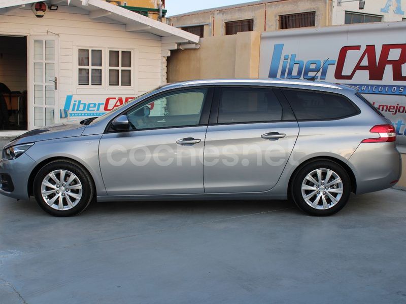 Usado Peugeot 308 Style 100 CV (73 kW) 2020 Gris / plata Familiar