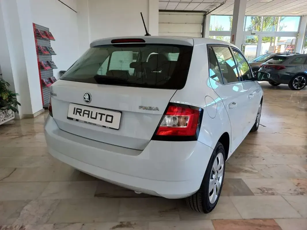 Usado Skoda Fabia Style 90 CV (66 kW) 2015 Blanco Utilitario