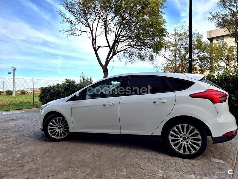 Usado Ford Focus Trend 95 CV (69 kW) 2015 Blanco Berlina