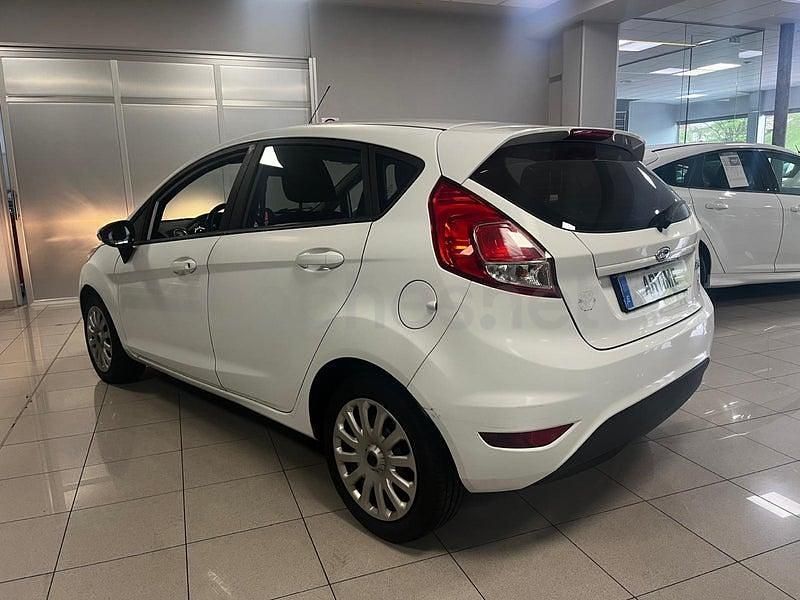 Usado Ford Fiesta Trend 75 CV (55 kW) 2016 Blanco Utilitario