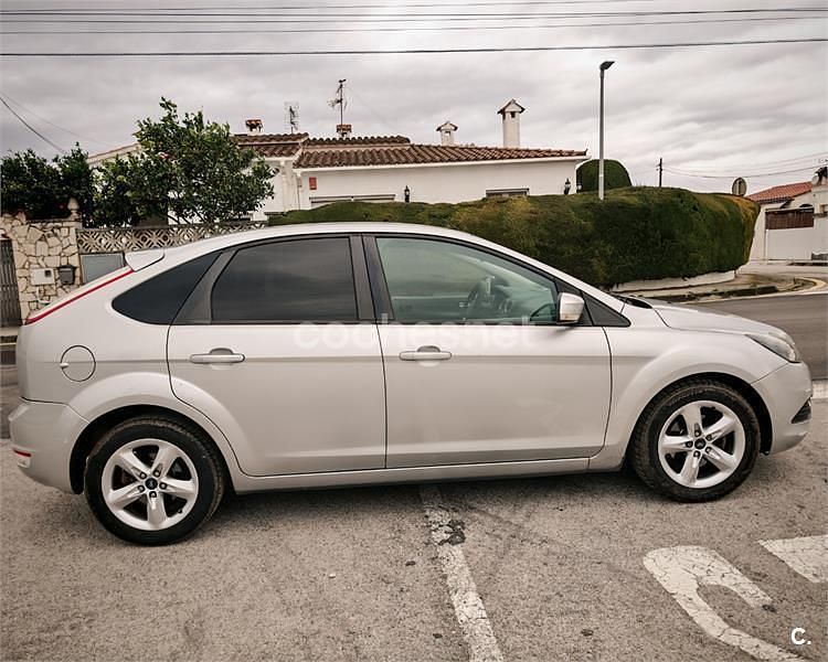 Usado Ford Focus Trend 90 CV (66 kW) 2009 Gris / plata Berlina