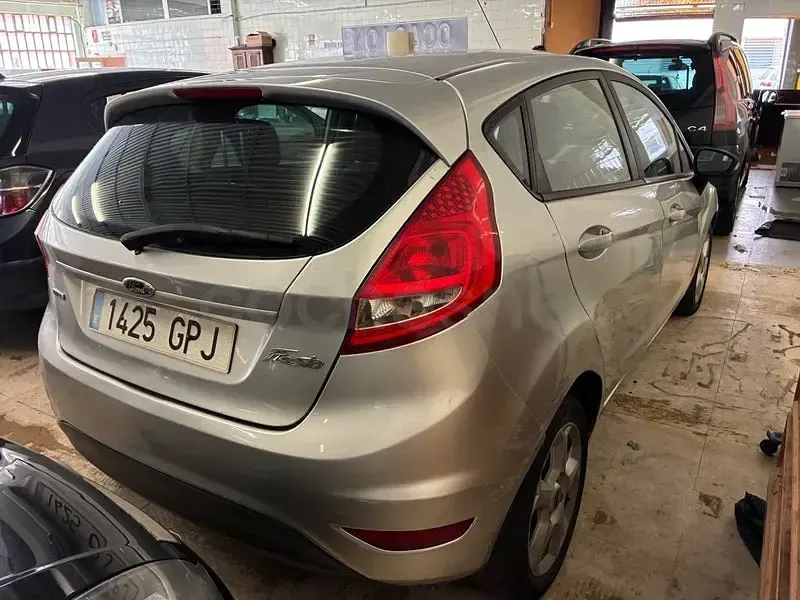 Usado Ford Fiesta Trend 68 CV (50 kW) 2010 Gris / plata Berlina