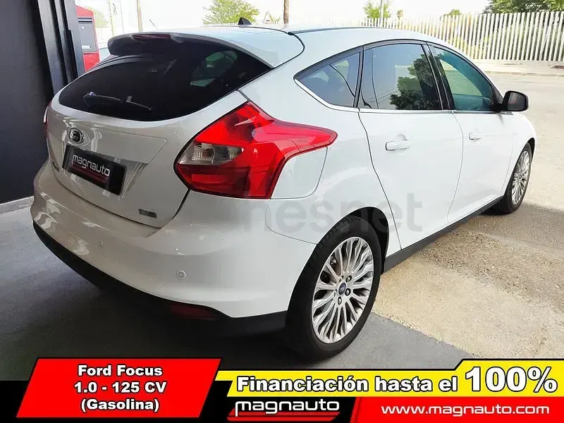 Usado Ford Focus Trend 125 CV (91 kW) 2014 Blanco Berlina