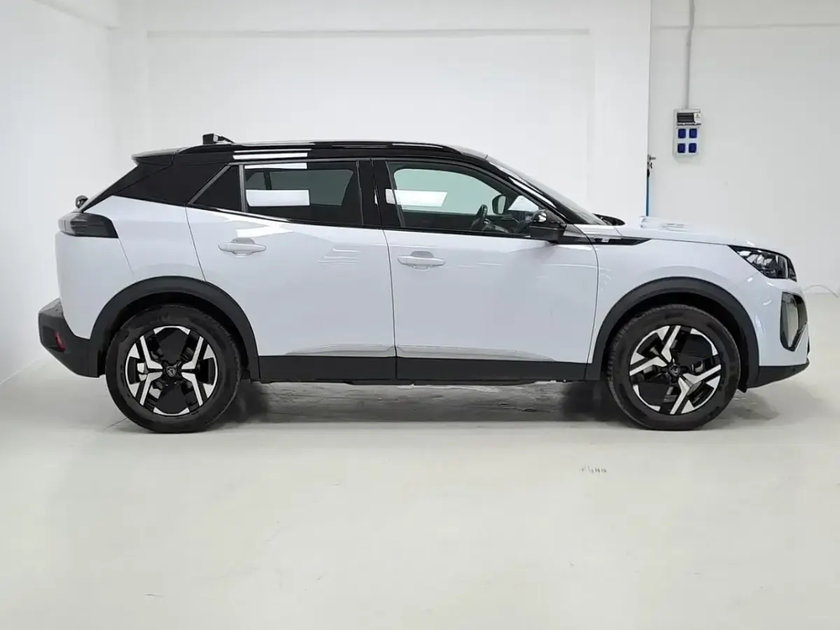 Usado Peugeot e-2008 GT 114 kW (156 CV) 2025 Negro SUV