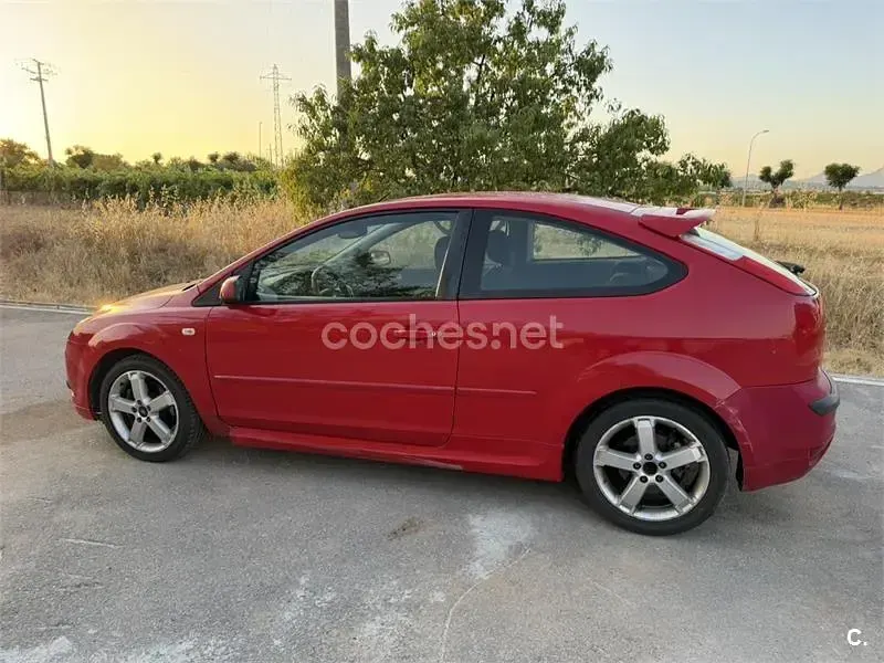 Usado Ford Focus Trend 115 CV (84 kW) 2007 Rojo Berlina