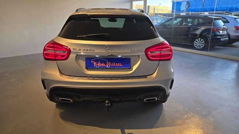 Usado Mercedes GLA220 AMG line 170 CV (125 kW) 2016 Plateado SUV