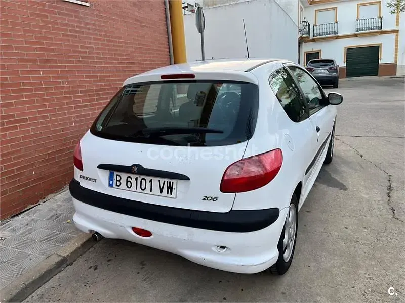 Usado Peugeot 206 90 CV (66 kW) 1999 Blanco Utilitario