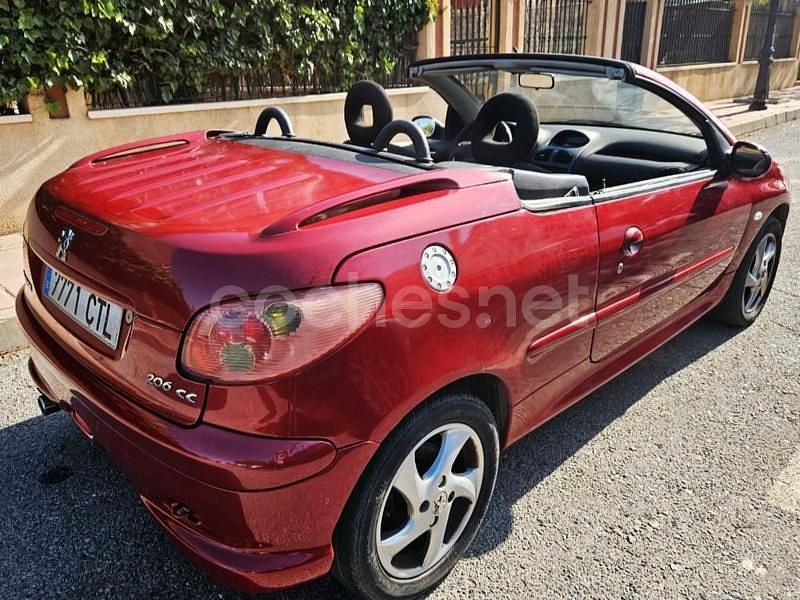 Usado Peugeot 206 CC 110 CV (80 kW) 2004 Granate Descapotable