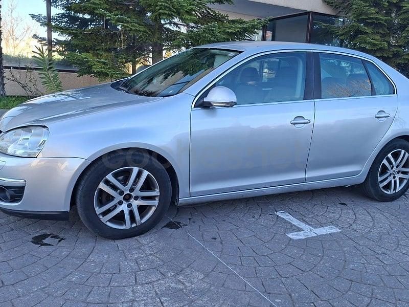 Usado VW Jetta Advance 105 CV (77 kW) 2007 Gris / plata Berlina