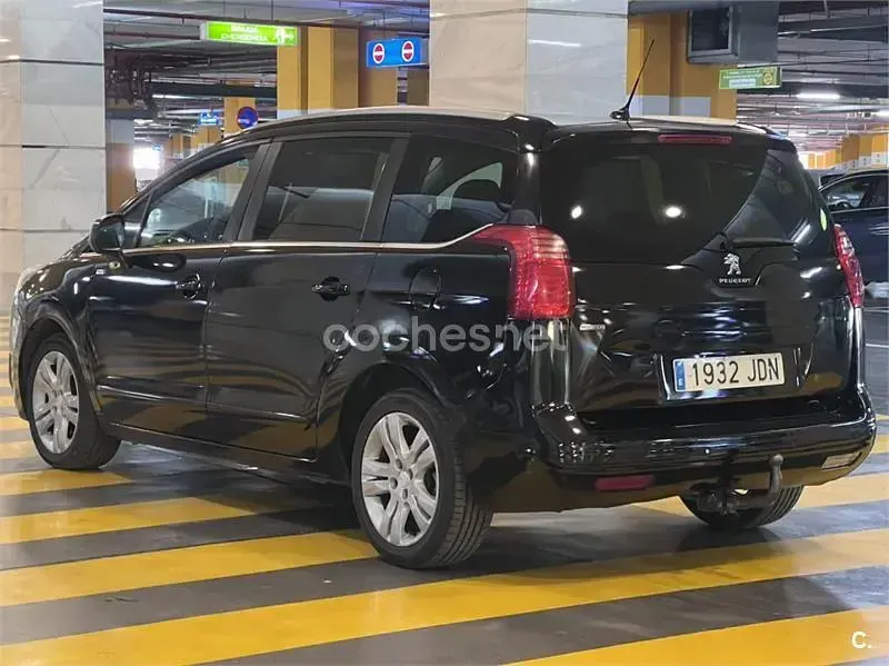 Usado Peugeot 5008 Style 120 CV (88 kW) 2016 Negro Monovolumen