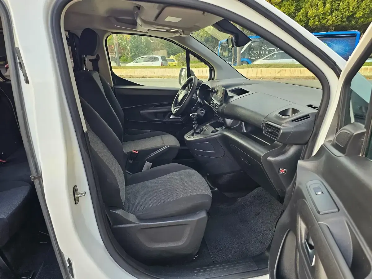 Usado Citroën Berlingo Feel 100 CV (73 kW) 2021 Blanco Monovolumen