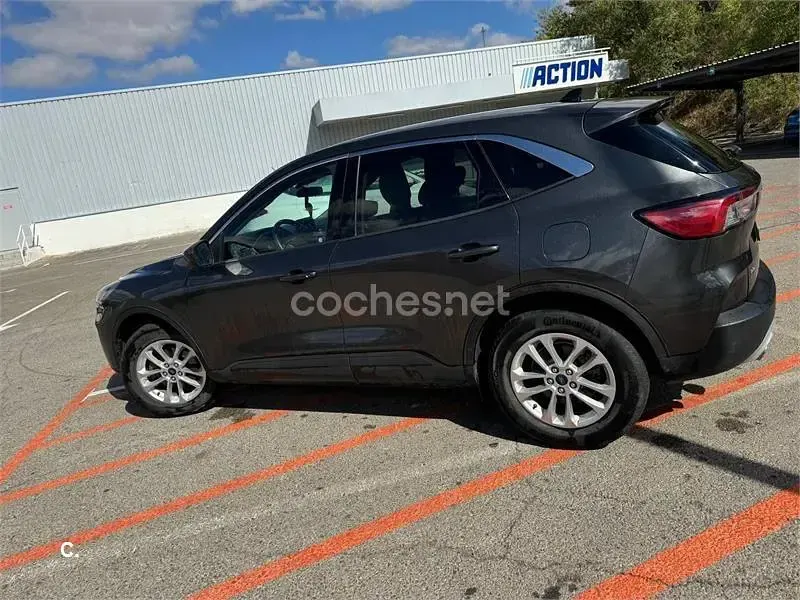 Usado Ford Kuga Titanium 176 CV (129 kW) 2020 Gris / plata SUV