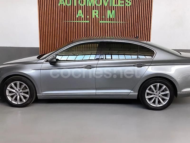 Gris / plata Usado 2020 VW Passat Berlina | 17.500 € (Precio justo) - Imagen 1/4