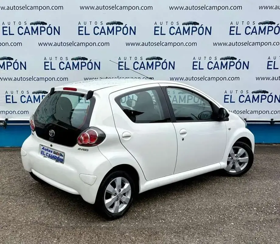 Usado Toyota Aygo City 68 CV (50 kW) 2014 Blanco Utilitario