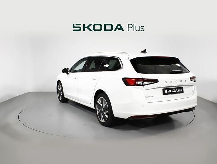 Usado Skoda Superb Selection 150 CV (110 kW) 2024 Blanco Familiar