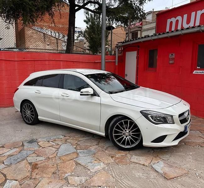Usado Mercedes CLA220 Shooting Brake 177 CV (130 kW) 2016 Blanco Familiar
