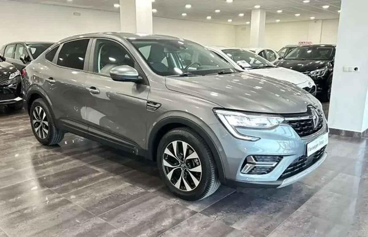 Usado Renault Arkana Techno 145 CV (106 kW) 2023 Gris / plata SUV