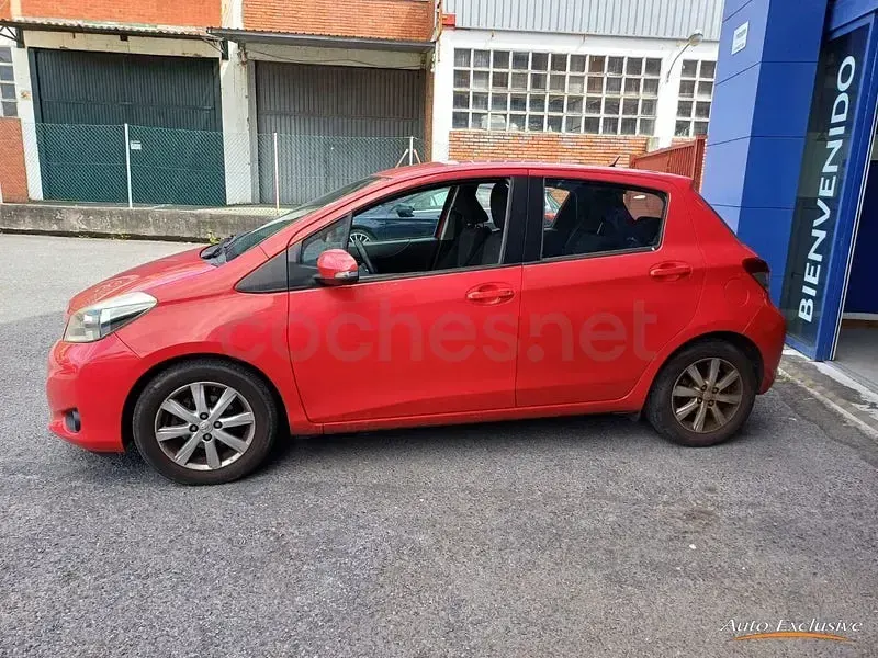 Usado Toyota Yaris Active 90 CV (66 kW) 2013 Rojo Utilitario