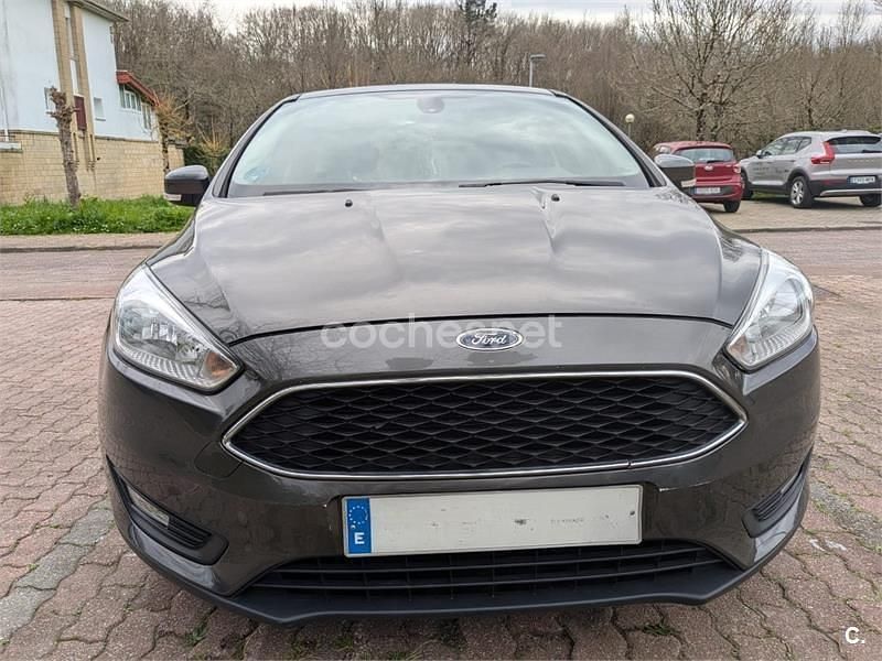 Usado Ford Focus Trend 125 CV (91 kW) 2018 Gris / plata Berlina