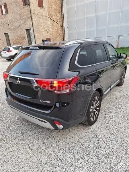 Usado Mitsubishi Outlander Motion 150 CV (110 kW) 2019 Negro SUV