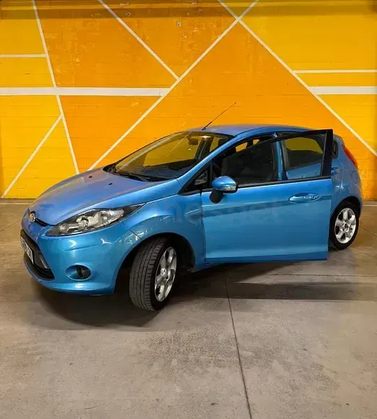 Usado Ford Fiesta Trend 82 CV (60 kW) 2010 Azul Berlina