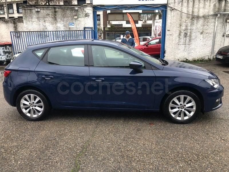 Käytetty Seat Leon Style Plus 110 HP (80 kW) 2017 Sininen Sedan