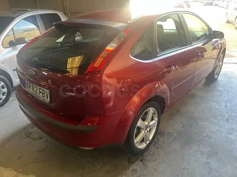 Usado Ford Focus Ghia 136 HP (100 kW) 2007 Vermelho Sedan