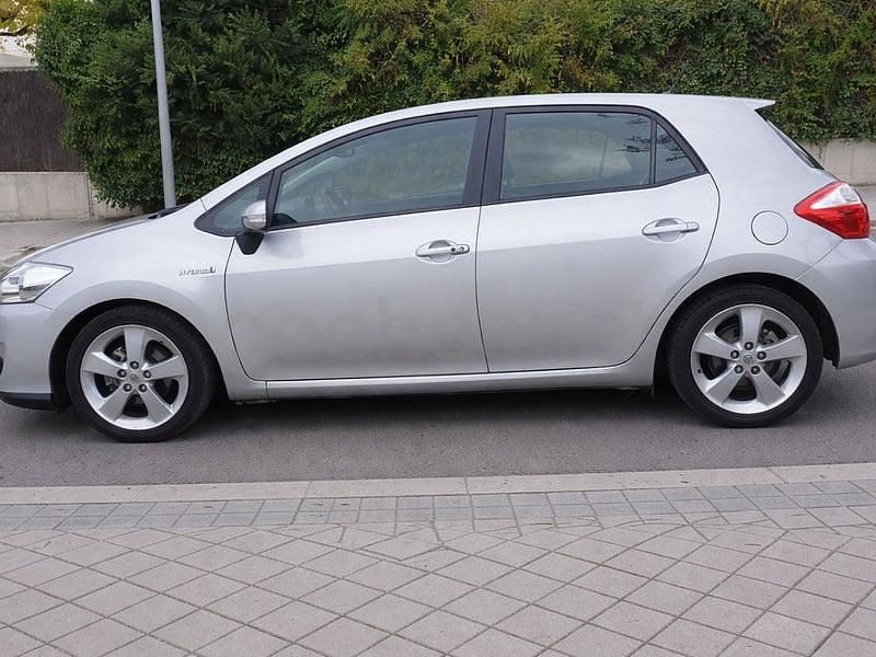 Usado Toyota Auris Hybrid Advance 135 CV (99 kW) 2011 Gris / plata Berlina