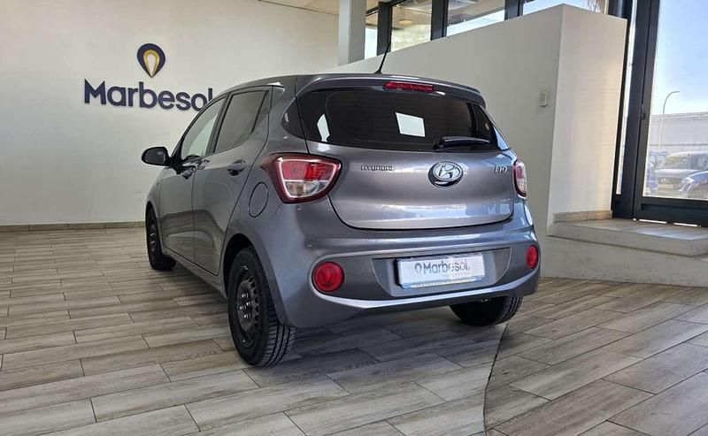 Usado Hyundai i10 67 CV (49 kW) 2019 Gris Utilitario