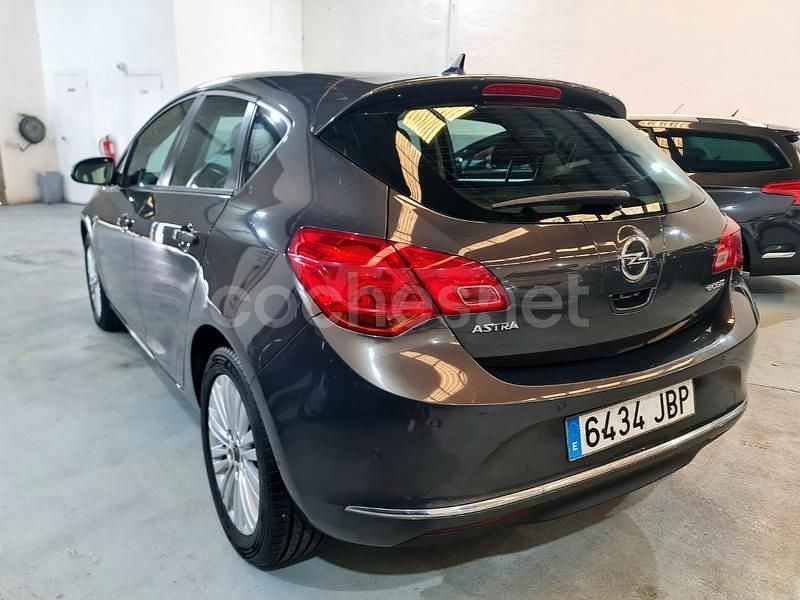 Usado Opel Astra Excellence 110 CV (80 kW) 2015 Gris / plata Berlina