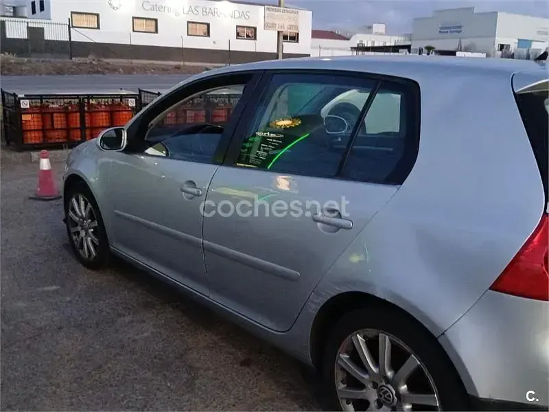 Usado VW Golf V Highline 105 CV (77 kW) 2007 Gris / plata Berlina