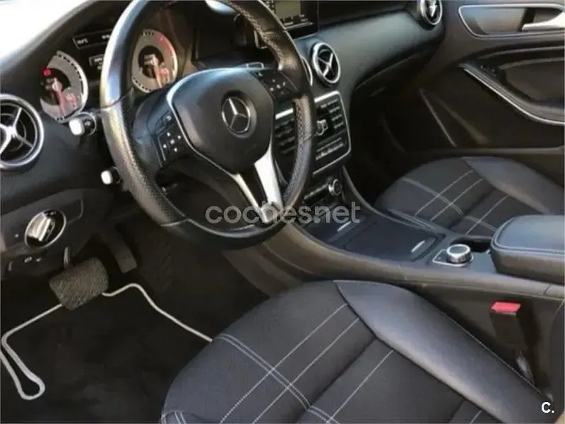 Usado Mercedes A180 Urban 109 CV (80 kW) 2015 Rojo Utilitario