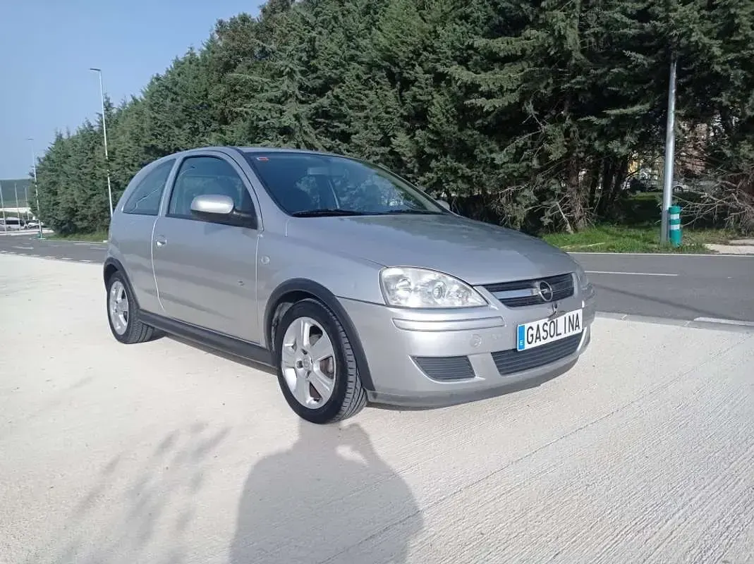 Usado Opel Corsa 80 CV (58 kW) 2005 Plateado Utilitario