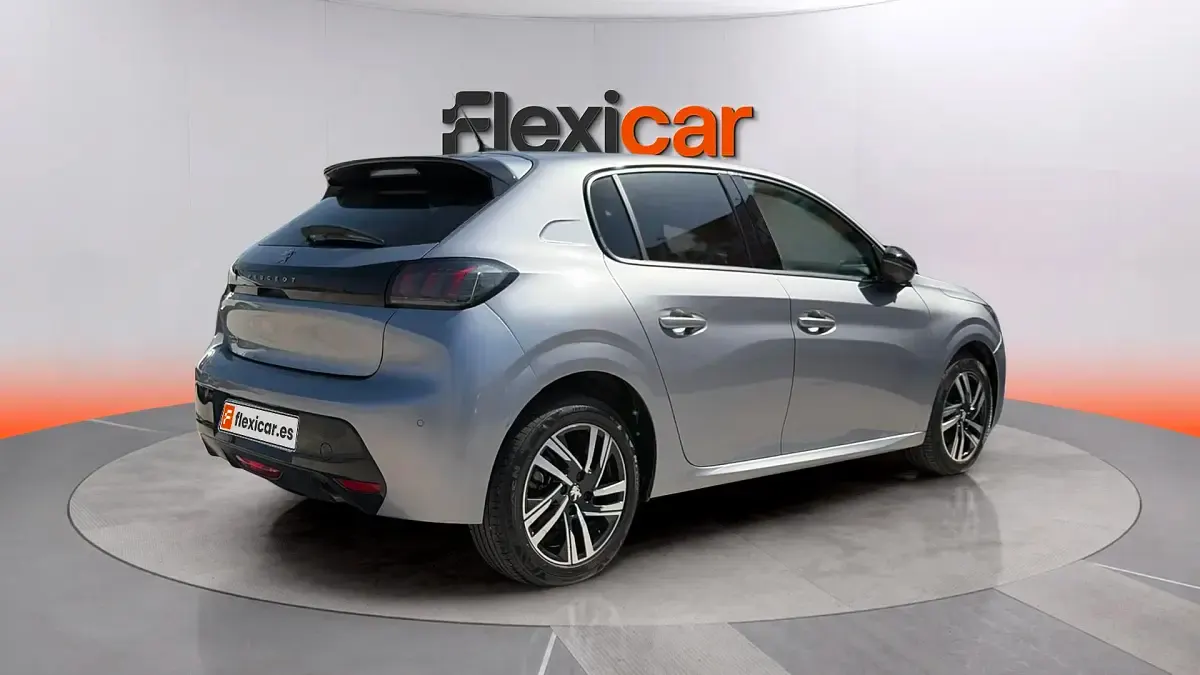 Usado Peugeot 208 Allure 101 CV (74 kW) 2023 Gris Utilitario