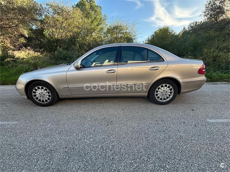 Usado Mercedes E270 Elegance 170 CV (125 kW) 2003 Beige Berlina