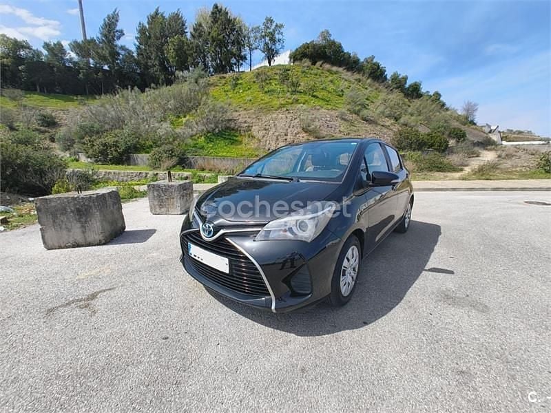 Usado Toyota Yaris Hybrid Active 100 CV (73 kW) 2017 Negro Berlina