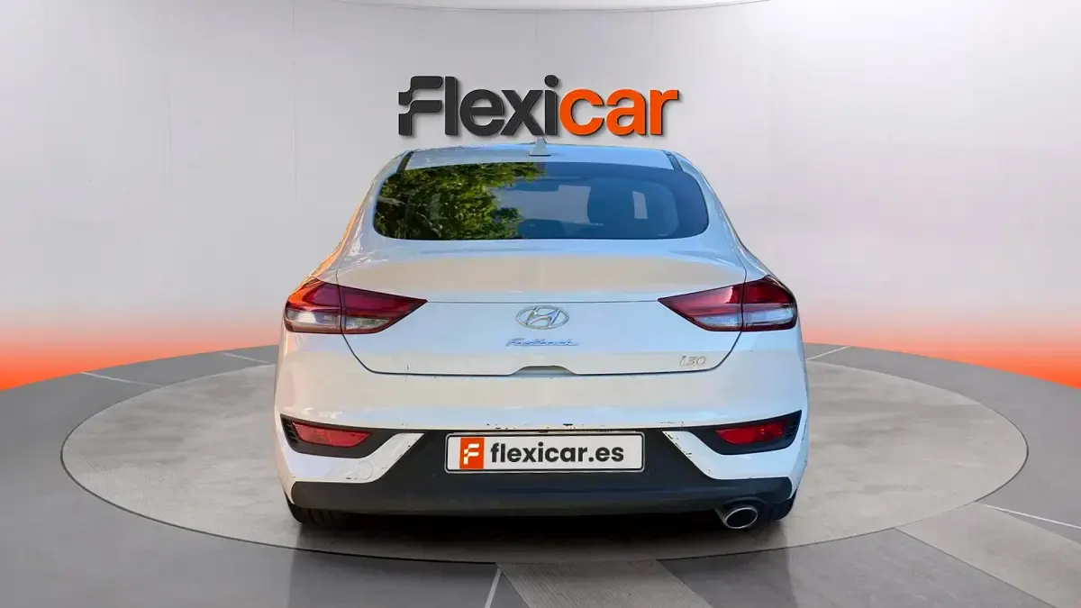 Usado Hyundai i30 120 CV (88 kW) 2022 Blanco Berlina