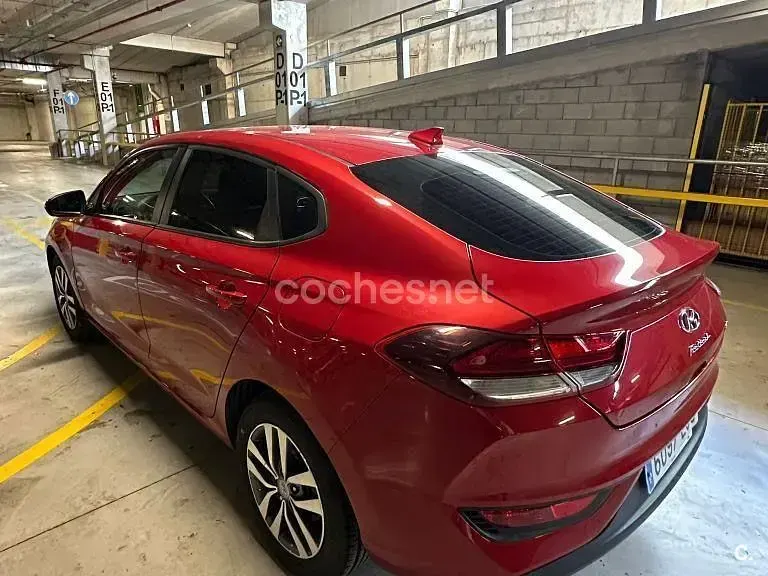 Usado Hyundai i30 120 CV (88 kW) 2019 Rojo Berlina