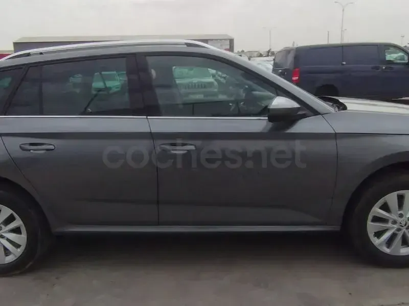 Nuevo Skoda Kamiq 115 CV (84 kW) 2026 Gris / plata SUV