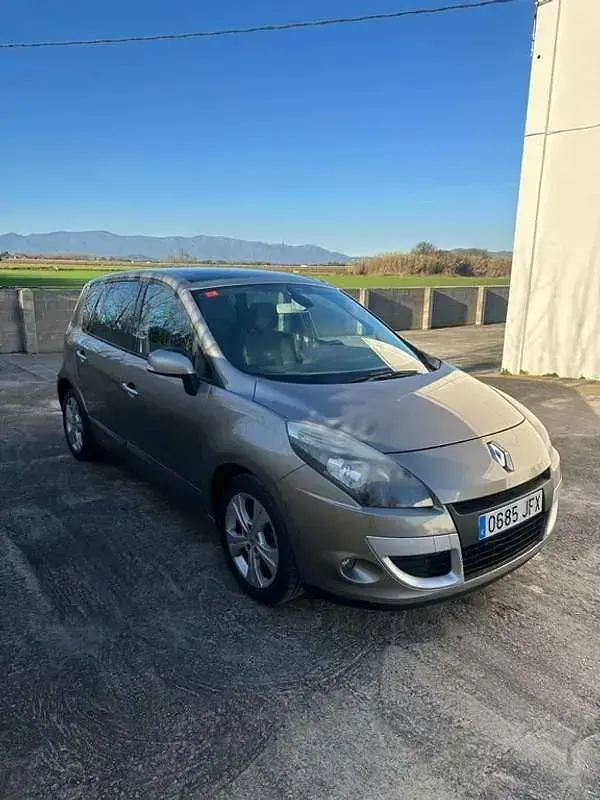 Usado Renault Scenic E-Tech Dynamique 131 CV (96 kW) 2010 Marrón Monovolumen