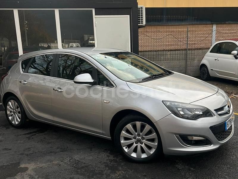 Usado Opel Astra Selective 140 CV (102 kW) 2013 Gris / plata Berlina