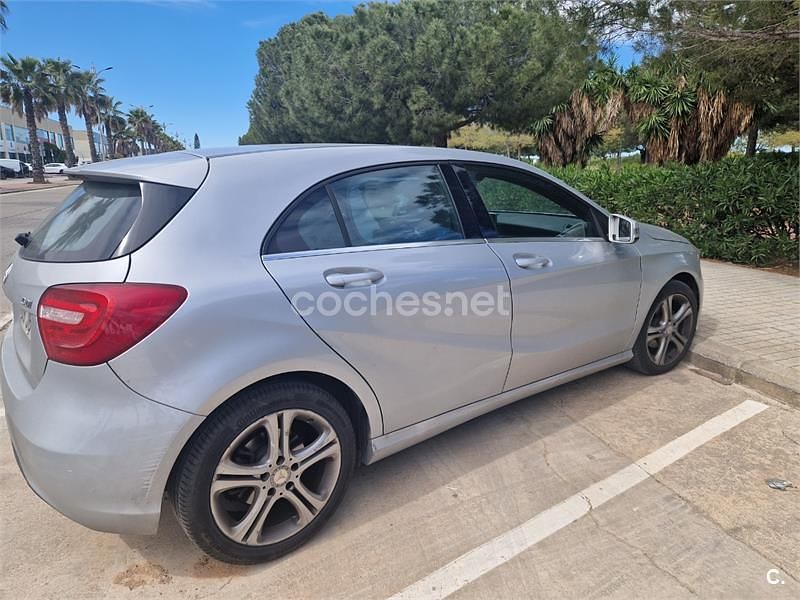 Usado Mercedes A180 Urban 109 CV (80 kW) 2014 Gris / plata Berlina