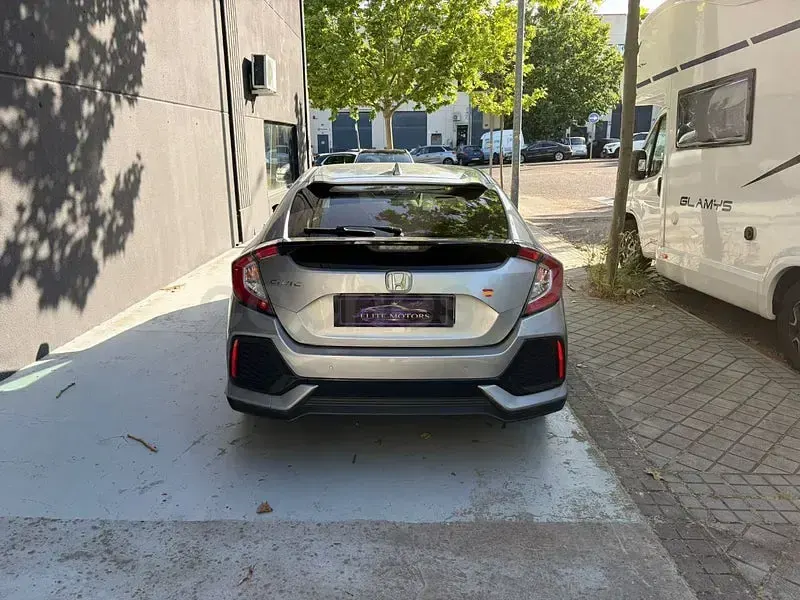 Usado Honda Civic Executive 129 CV (94 kW) 2018 Gris / plata Berlina