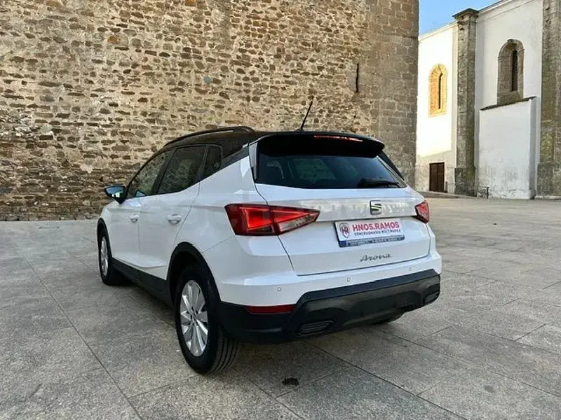 Usado Seat Arona Style Plus 110 CV (80 kW) 2021 Blanco SUV
