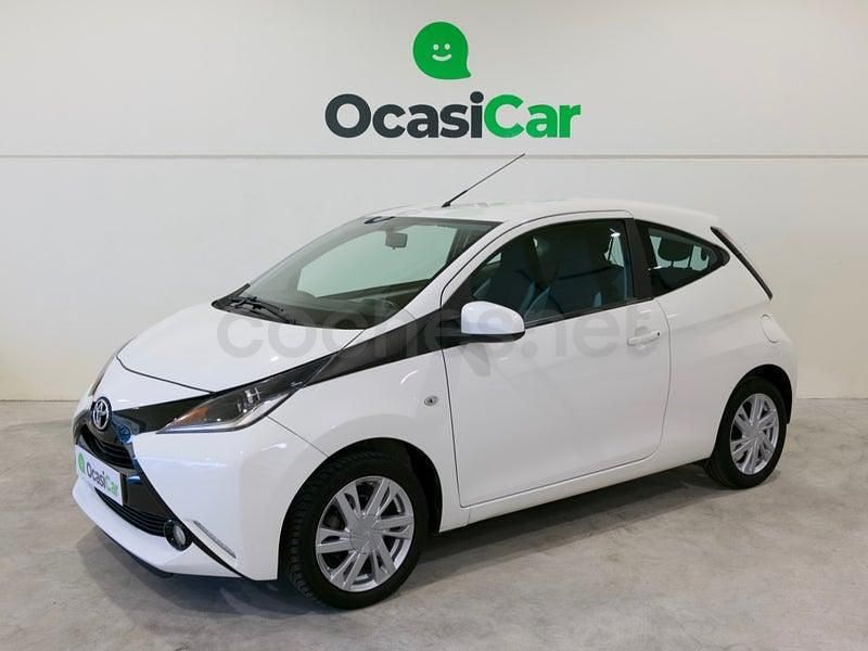 Usado Toyota Aygo X-play 69 CV (50 kW) 2017 Blanco Utilitario