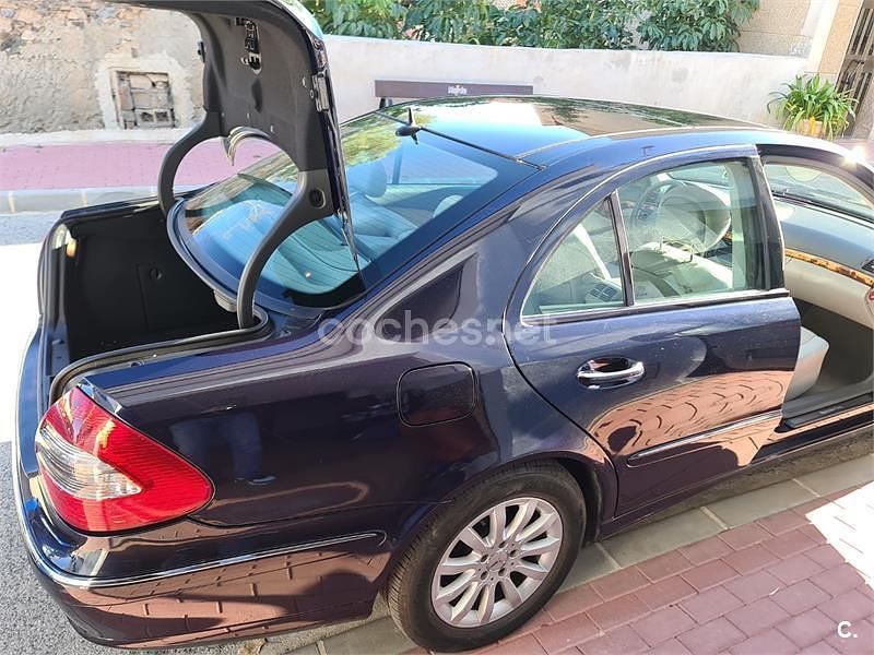 Usado Mercedes E220 Elegance 150 CV (110 kW) 2007 Azul Berlina