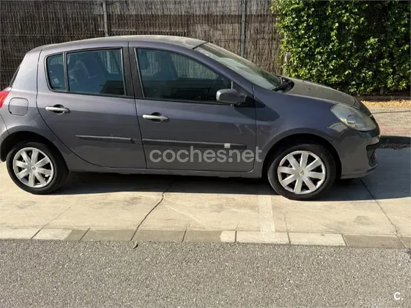 Usado Renault Clio II Authentique 85 CV (62 kW) 2008 Gris / plata Berlina